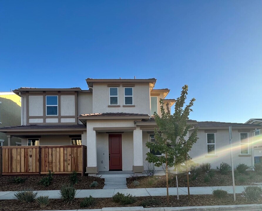 1908 Orfanos Ranch Dr in Brentwood, CA - Building Photo