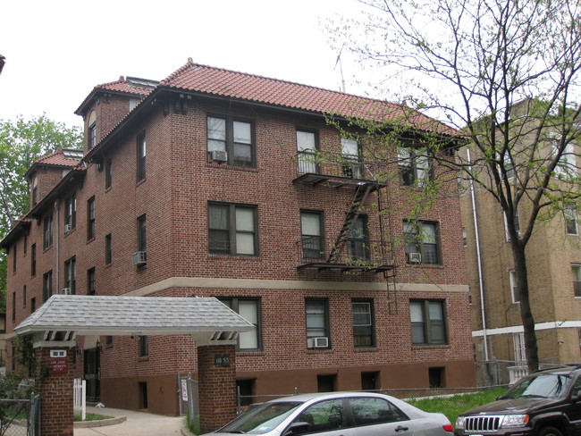 118-53 Metropolitan Ave in Kew Gardens, NY - Building Photo - Building Photo