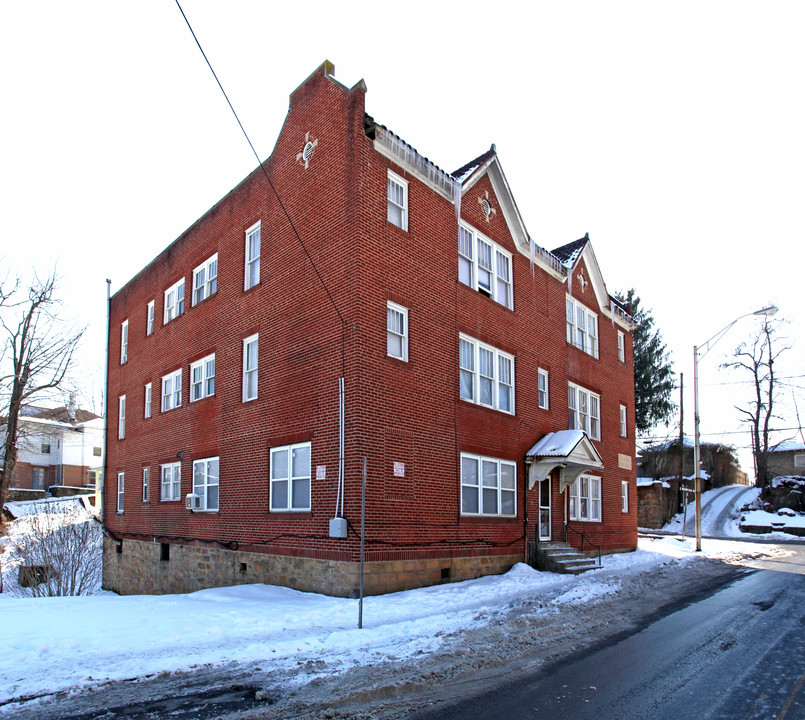 324 Main St in Mt Hope, WV - Building Photo