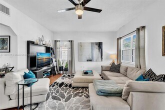 836 W 40th St in Miami Beach, FL - Foto de edificio - Building Photo