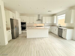 10221 Mystic Falls Dr in Las Vegas, NV - Building Photo - Building Photo