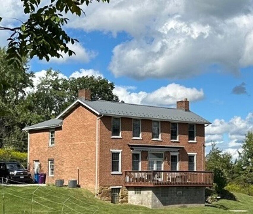 131 School Rd in Pittsburgh, PA - Building Photo