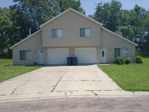 2713 Adams Ave, Unit B in Spirit Lake, IA - Building Photo - Building Photo