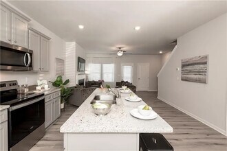 Room in Townhome on Shaffer Ct, Unit 2007 in Union City, GA - Foto de edificio - Building Photo