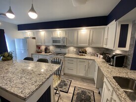 4 Staunton Ct, Unit C in Farmington, CT - Building Photo