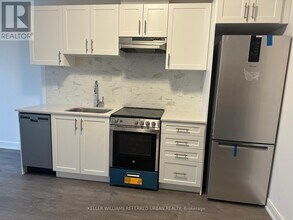 715 Davis Dr in Newmarket, ON - Building Photo - Building Photo