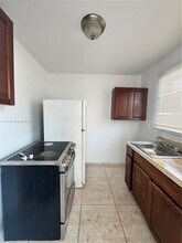 300 NE 1st Ct in Hallandale Beach, FL - Building Photo - Building Photo