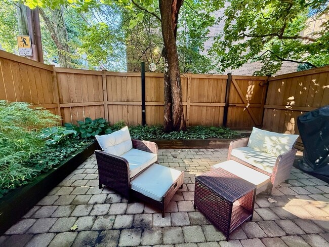 property at 747 W Dickens Ave