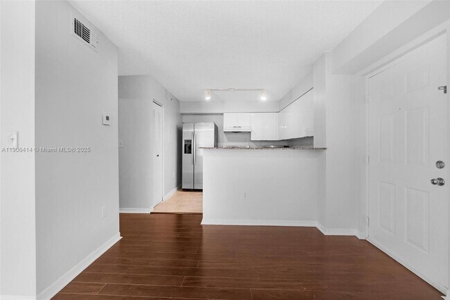 4320 NW 107th Ave in Doral, FL - Building Photo - Building Photo