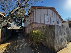5213 Meadow Field, Unit Apt 1 in San Antonio, TX - Building Photo