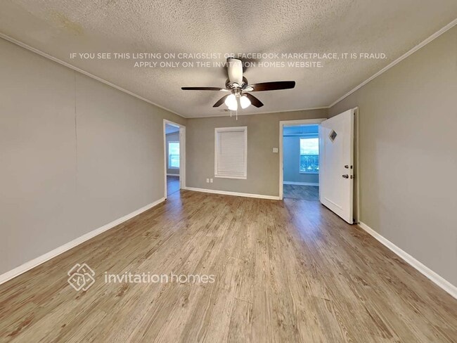 905 E Crockett St in Ennis, TX - Building Photo - Building Photo