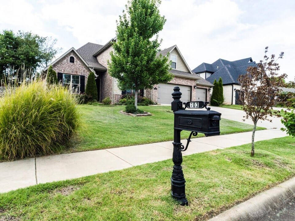 702 SE Eaton St in Bentonville, AR - Building Photo