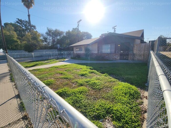 271 Bernard St in Bakersfield, CA - Building Photo - Building Photo