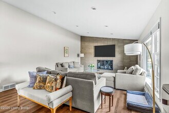 1515 Vivian Ln in Louisville, KY - Building Photo - Building Photo