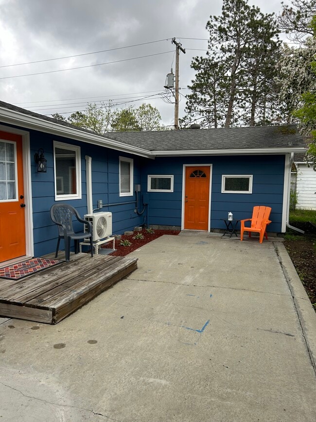 1006 Irvine Ave NW in Bemidji, MN - Foto de edificio - Building Photo