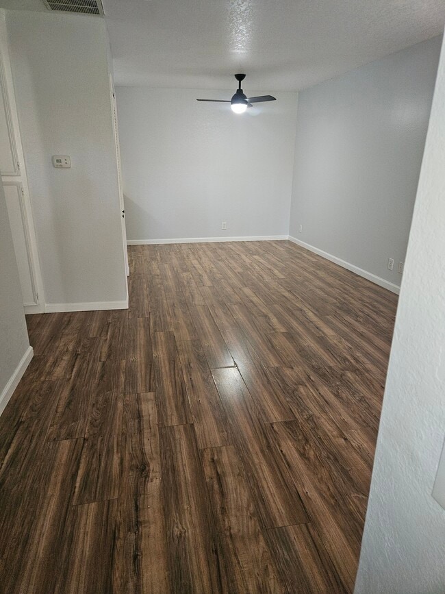 2809 Los Felices Cir E in Palm Springs, CA - Building Photo - Building Photo
