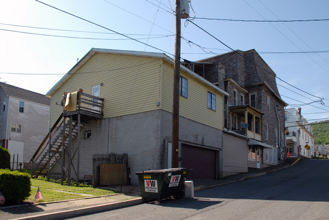 152 E Market St in Williamstown, PA - Building Photo - Building Photo