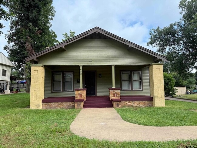 property at 632 Nacogdoches St