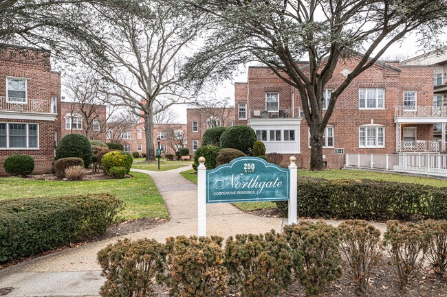 Northgate Cooperative Residence in Lawrence, NY - Foto de edificio - Building Photo