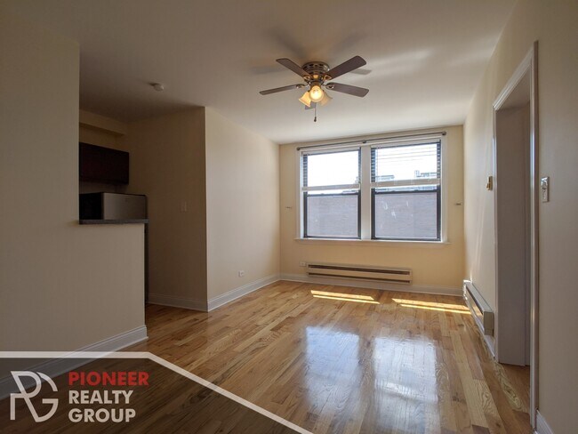 818 W Diversey Pky, Unit Q in Chicago, IL - Foto de edificio - Building Photo