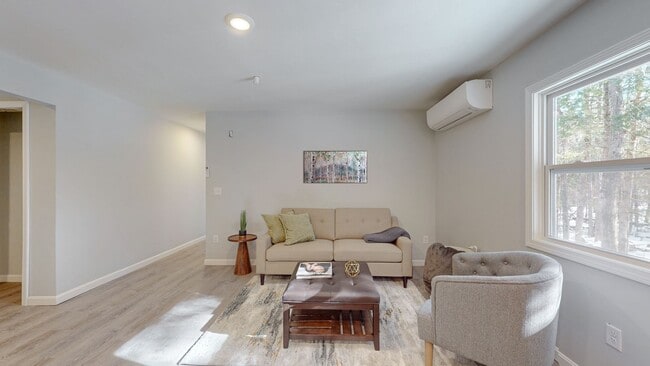 73 Barth Wy in Sanford, ME - Foto de edificio - Building Photo