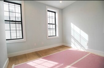 6702 60th St, Unit 1 in Ridgewood, NY - Foto de edificio - Building Photo