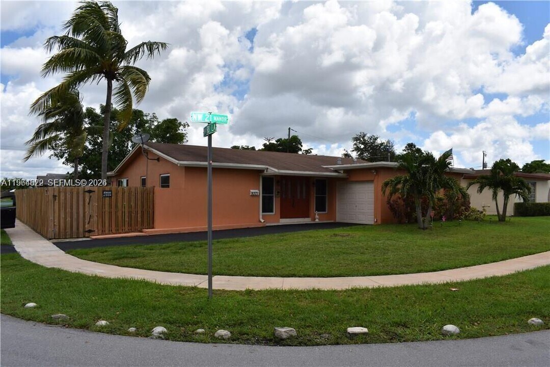 9371 NW 21st Manor in Sunrise, FL - Building Photo