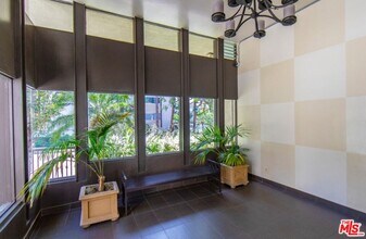 6001 Canterbury Dr in Culver City, CA - Foto de edificio - Building Photo