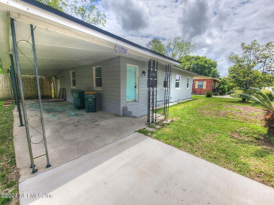 3919 Skycrest Dr in Jacksonville, FL - Building Photo
