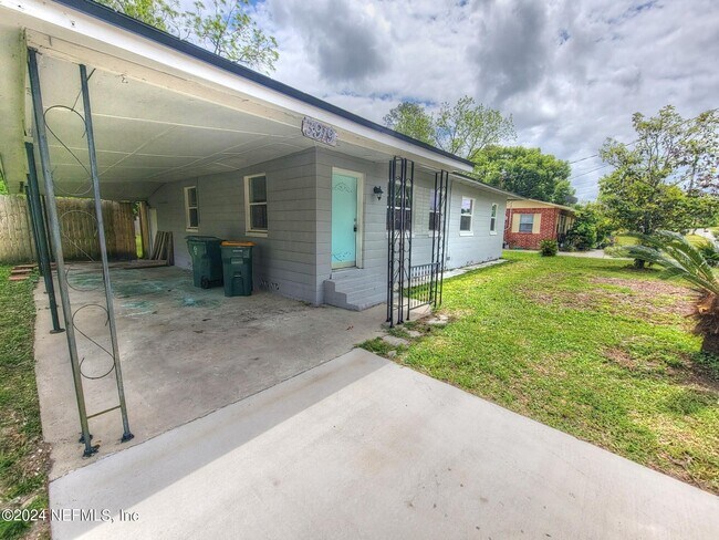 property at 3919 Skycrest Dr