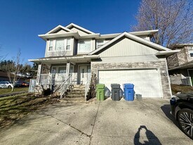 35215 Delair Rd in Abbotsford, BC - Building Photo