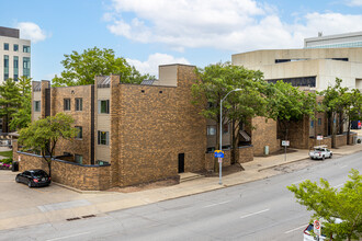 Civic Center Court Apartments in Des Moines, IA - Foto de edificio - Building Photo