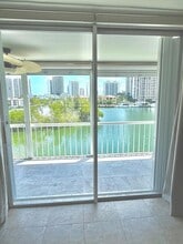 2930 Point East Dr in Aventura, FL - Foto de edificio - Building Photo