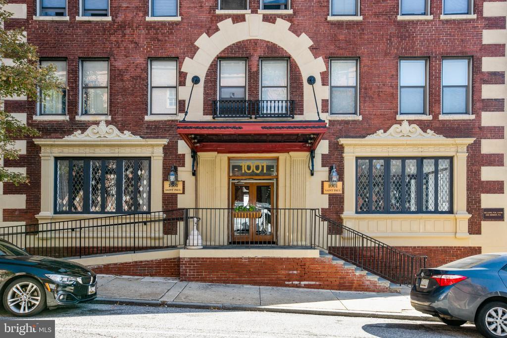 1001 St Paul St in Baltimore, MD - Building Photo