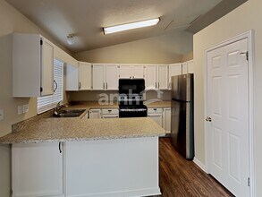 568 S 925 E in Layton, UT - Foto de edificio - Building Photo