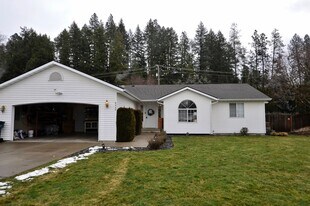 8448 N Parkside Dr in Hayden, ID - Building Photo