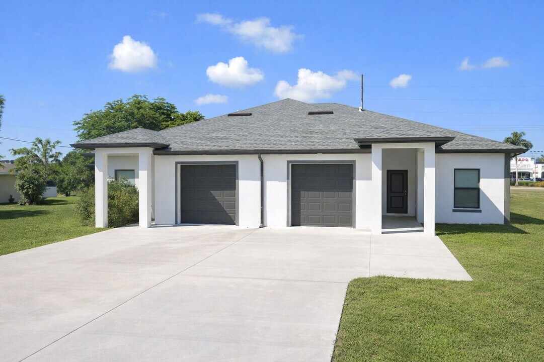 3106 SE Santa Barbara Pl in Cape Coral, FL - Building Photo