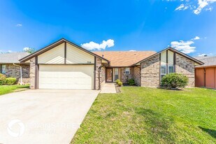 708 Cactus Ct in Yukon, OK - Building Photo