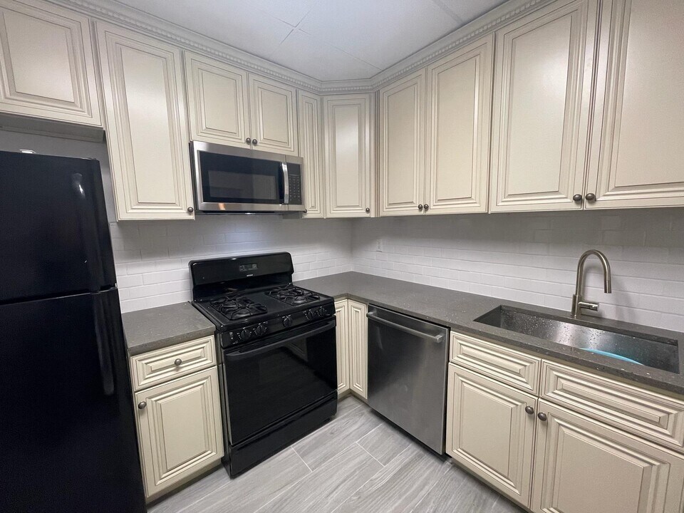 266 Jericho Tpke in Mineola, NY - Building Photo