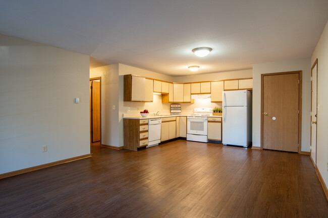 Village Green Apartments in Wayland, MI - Building Photo - Building Photo