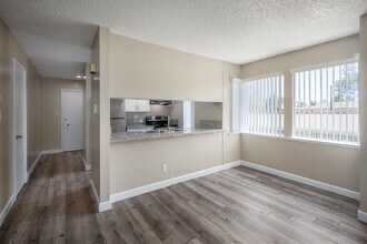 Peacock Apartments in Sacramento, CA - Building Photo - Interior Photo