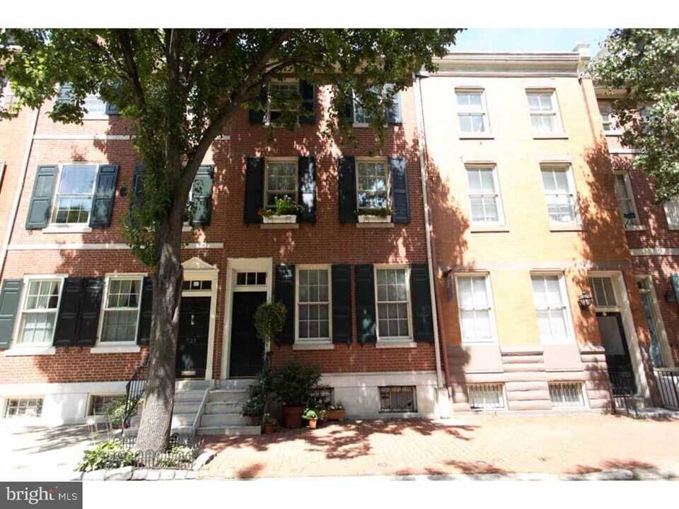 727 Spruce St in Philadelphia, PA - Building Photo