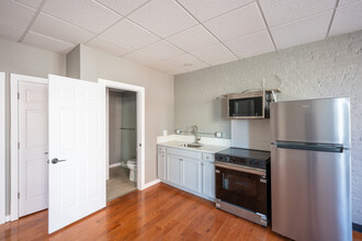 8 Bank St in New London, CT - Building Photo - Interior Photo