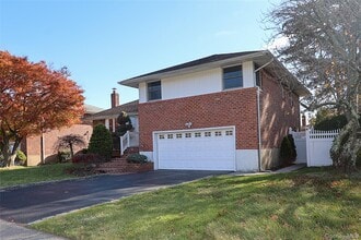 91 Birchwood Park Dr in Syosset, NY - Building Photo - Building Photo