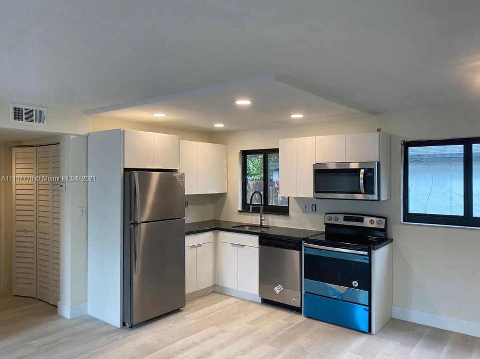 2401 NW 9th Ave-Unit -10 in Wilton Manors, FL - Foto de edificio