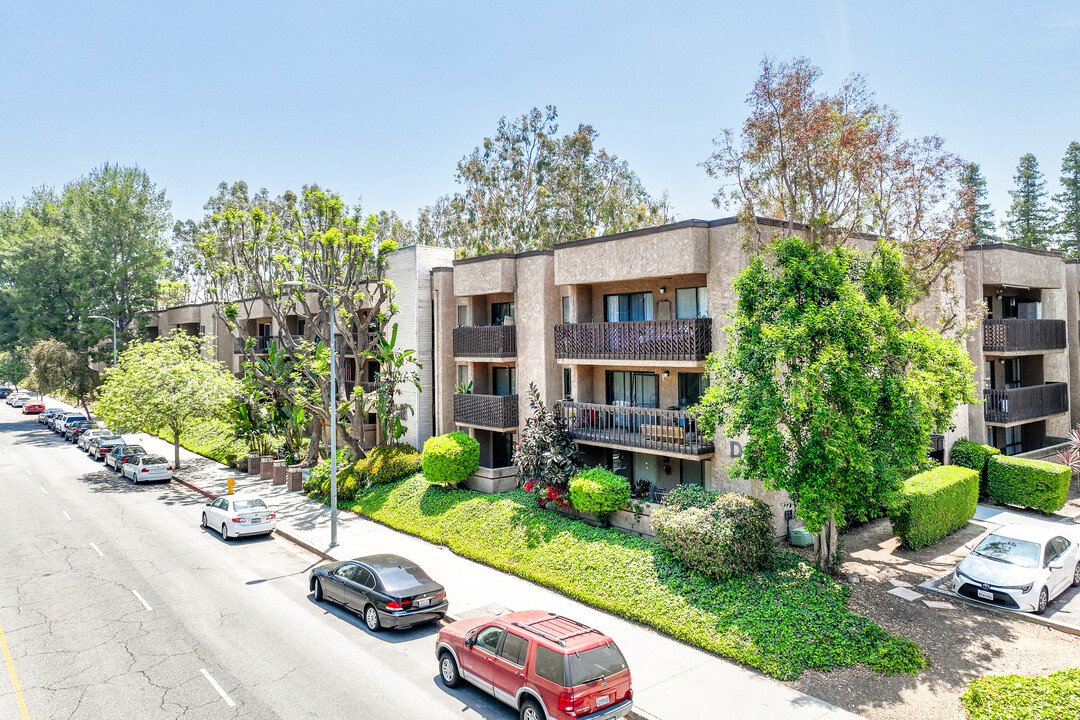 Warner West in Woodland Hills, CA - Building Photo