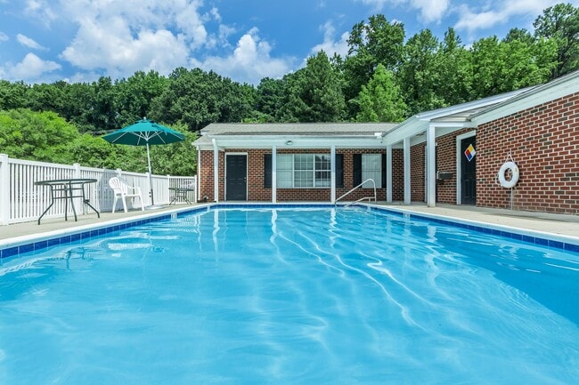 Mattox Landing Apartments in Colonial Heights, VA - Foto de edificio - Building Photo