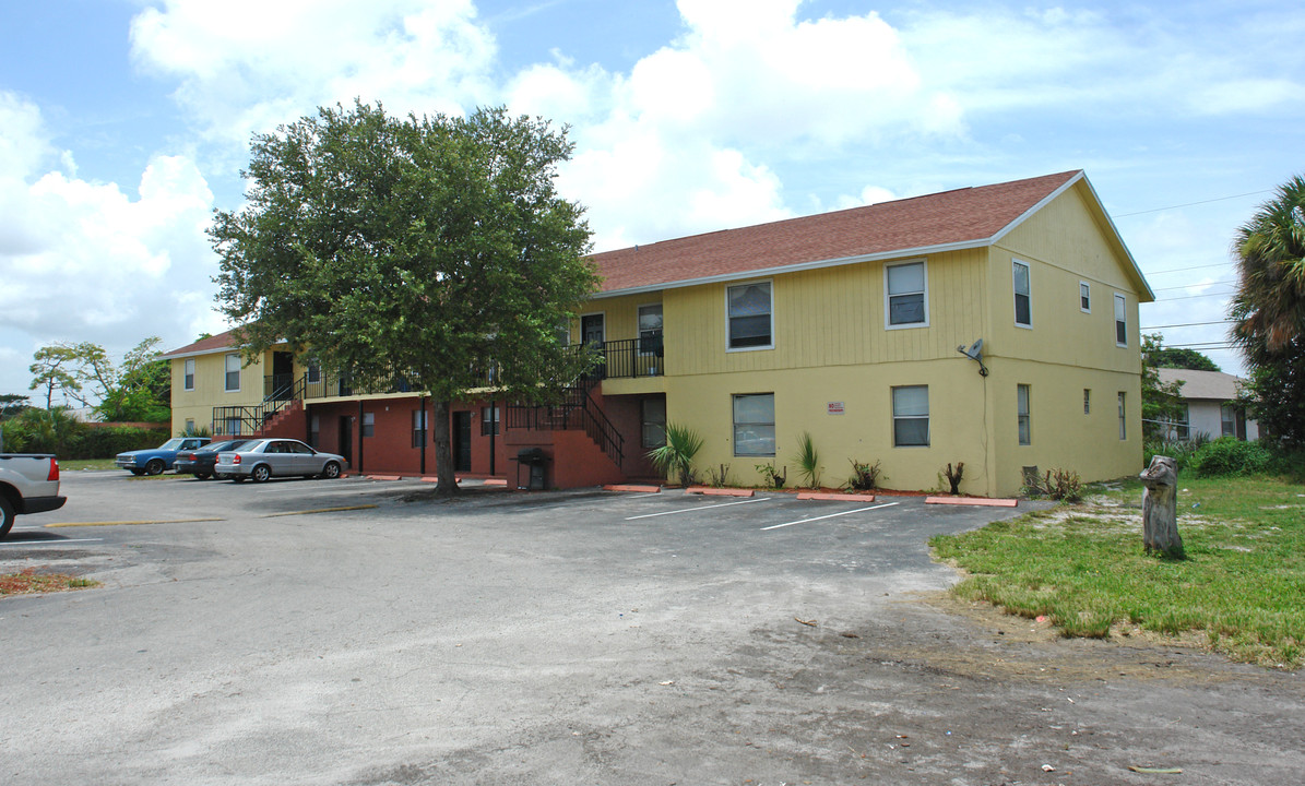 Carol Park Apartments in Riviera Beach, FL - Foto de edificio