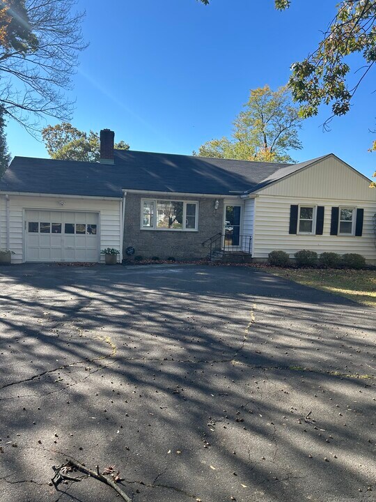 2536 Boston Post Rd in Darien, CT - Building Photo