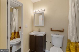 711 S 5th St in Philadelphia, PA - Building Photo - Building Photo